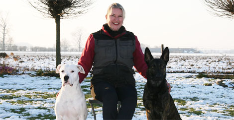 Tina met haar honden in de sneeuw
